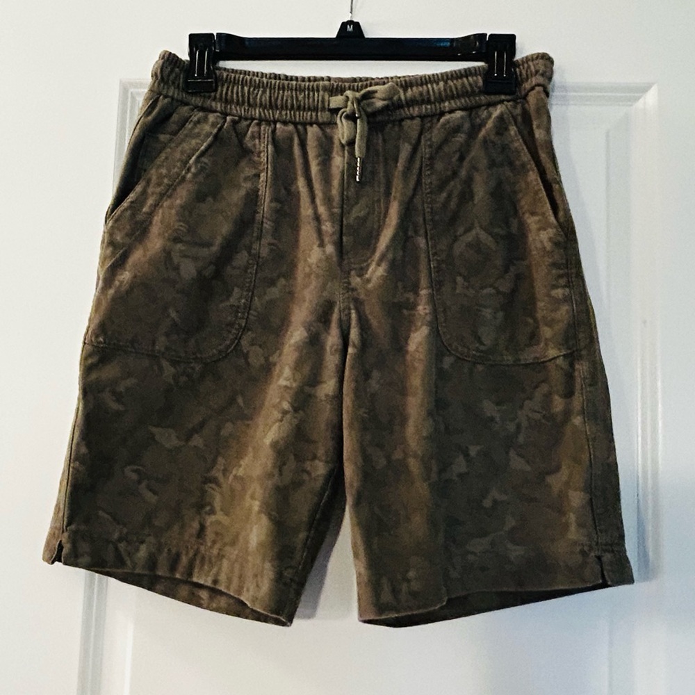 Athleta size 6 Farallon Bermuda camo color shorts